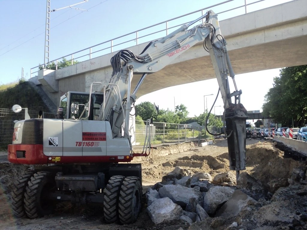 Mobilbagger TB1160W mit Anbauhammer